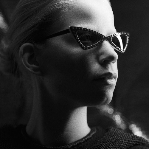 Schwarz-weiße Nahaufnahme von einem weiblichen Model, das eine Ralph Vaessen Sonnenbrille trägt.
