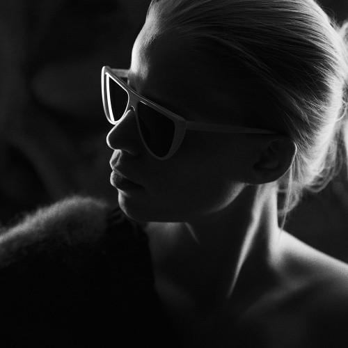 Schwarz-weiße Nahaufnahme von einem weiblichen Model, das eine Ralph Vaessen Sonnenbrille trägt.