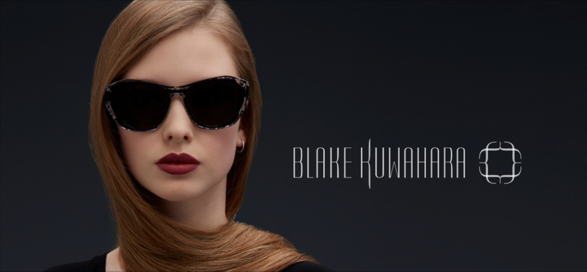 Links eine Frau mit rötlichen Haaren und ernstem Blick, die eine schwarze Blake Kuwahara Sonnenbrille trägt und rechts ein Blake Kuwahara Logo.