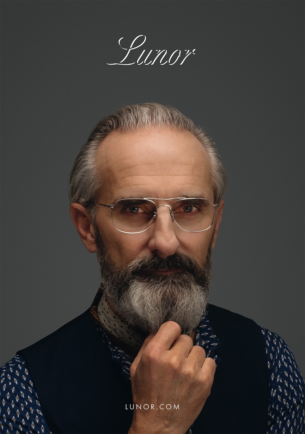 Nahaufnahme von einem älteren Male Model mit Bart, das eine Lunor Korrekturbrille trägt.
