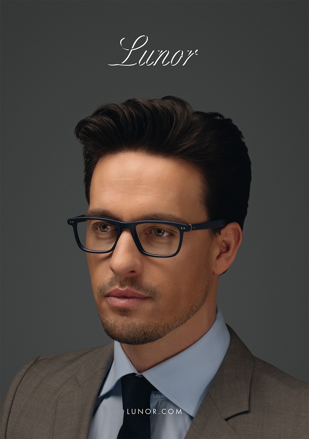 Nahaufnahme von einem Male Model mit braunen Haaren, das eine Lunor Korrekturbrille trägt.