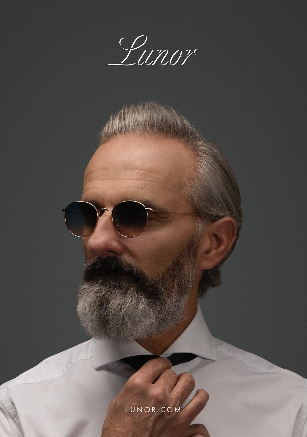 Nahaufnahme von einem älteren Male Model mit Bart, das eine Lunor Sonnenbrille trägt.