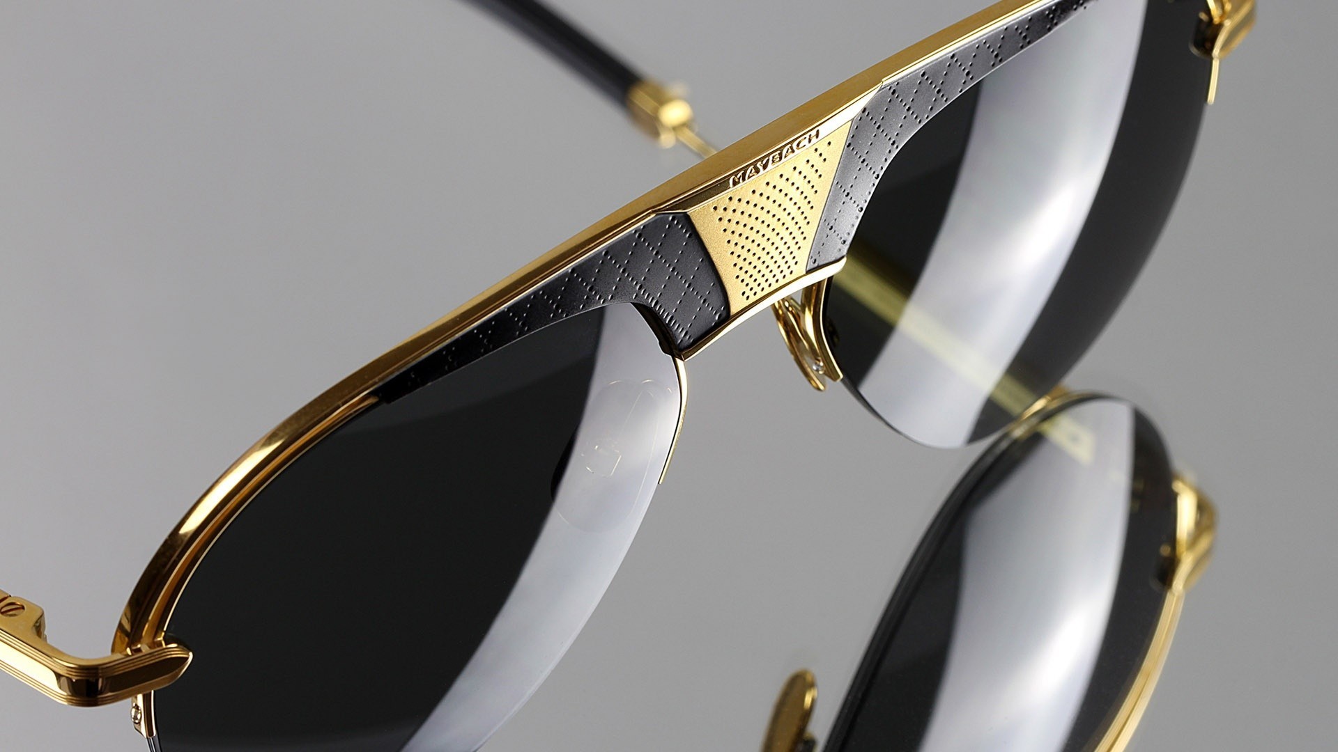 Nahaufnahme von einer Maybach Sonnenbrille mit goldenen Details.