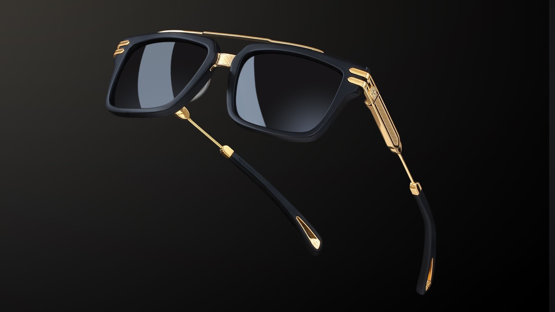 Nahaufnahme von einer Maybach Sonnebrille mit goldenen Details und schwarzem Hintergrund.