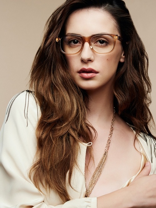 Nahaufnahme von einem weiblichen Model mit braunen Haaren, das eine Brille von Paradis Collection trägt.