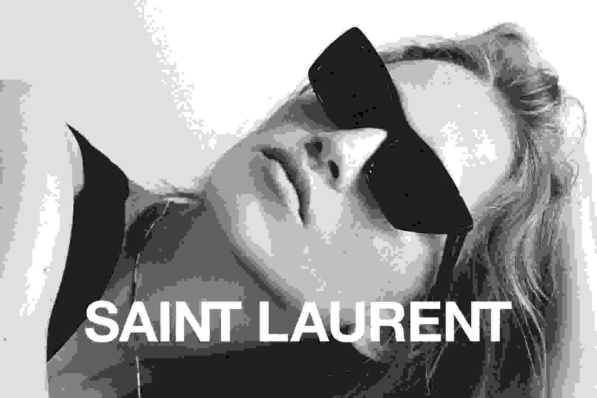 Schwarz-weiße Nahaufnahme von einem weiblichen Model, das eine schwarze Saint Laurent Sonnenbrille trägt.