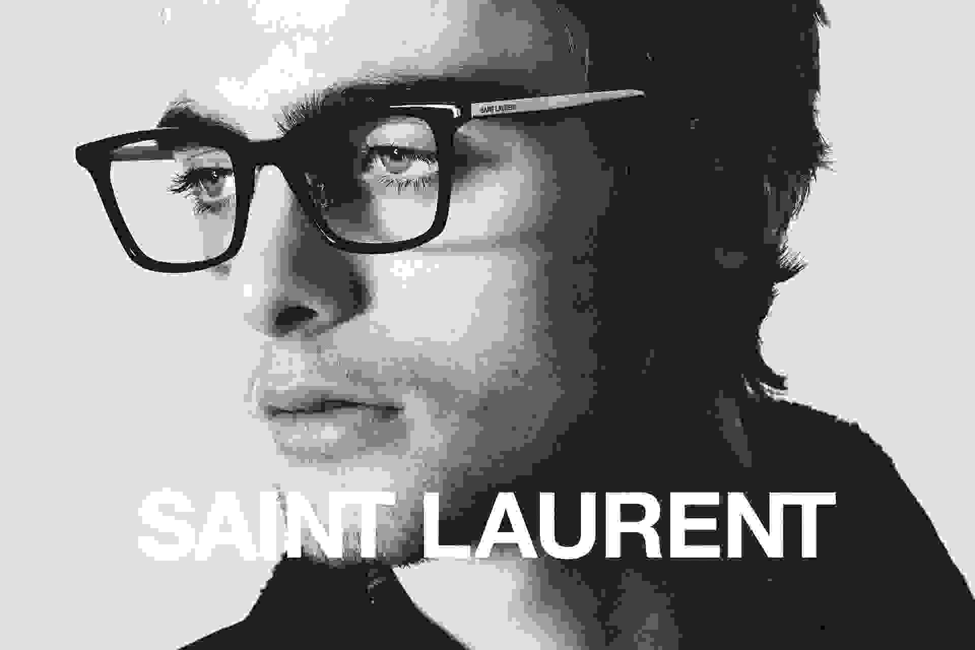 Schwarz-weiße Nahaufnahme von einem Male Model, das eine Saint Laurent Korrekturbrille trägt.