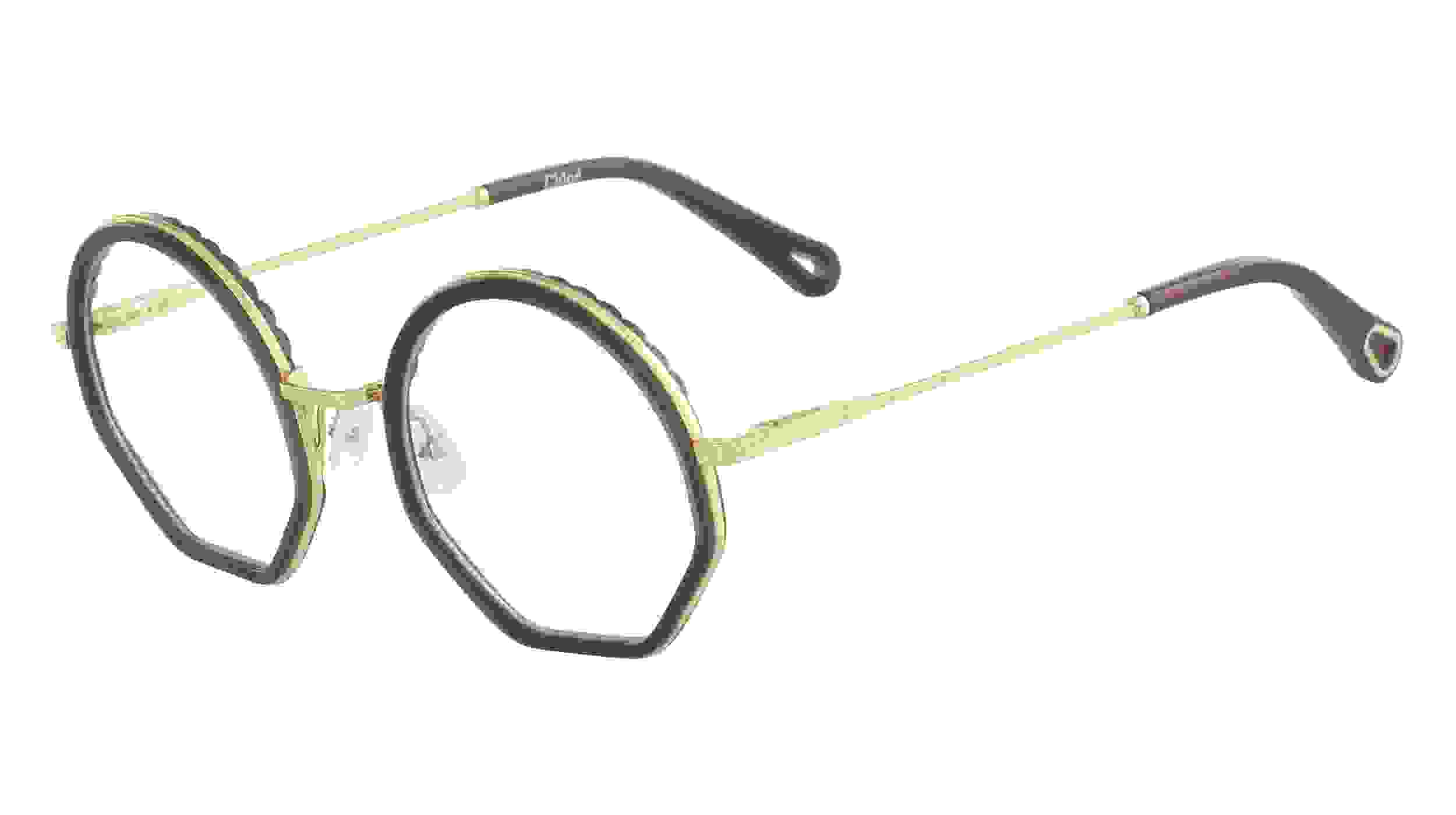 Cloé Korrekturbrille mit braunem Rahmen und Bügelenden und goldenen Bügeln.