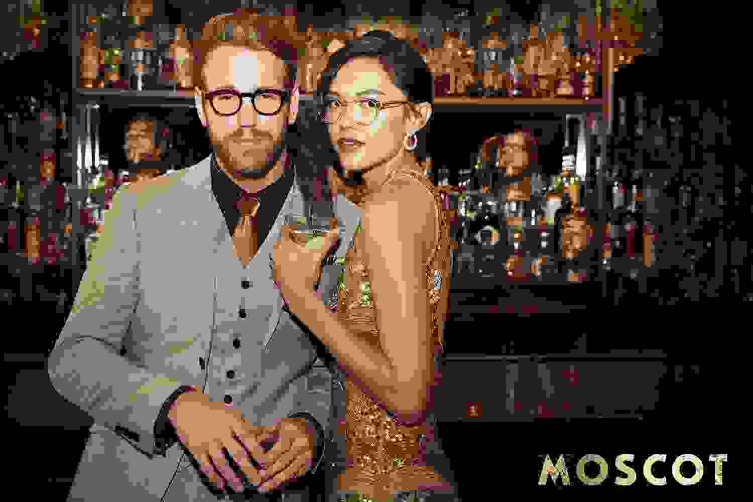 Aufnahme von einer Lounge Party mit einem weiblichen und einem männlichen Model, die an einer Bar stehen.