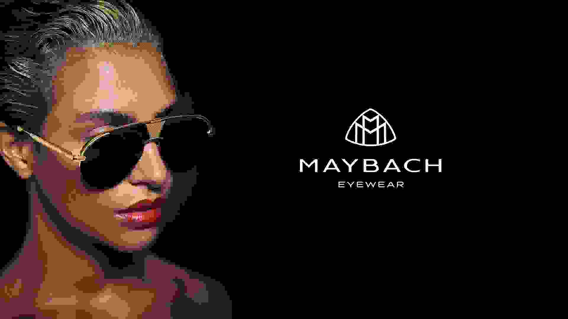Nahaufnahme von einem Female Model in der linken Bildhälfte, das eine Maybach Sonnenbrille mit goldenen Details trägt und rechts großes Maybach Eyewear Logo.