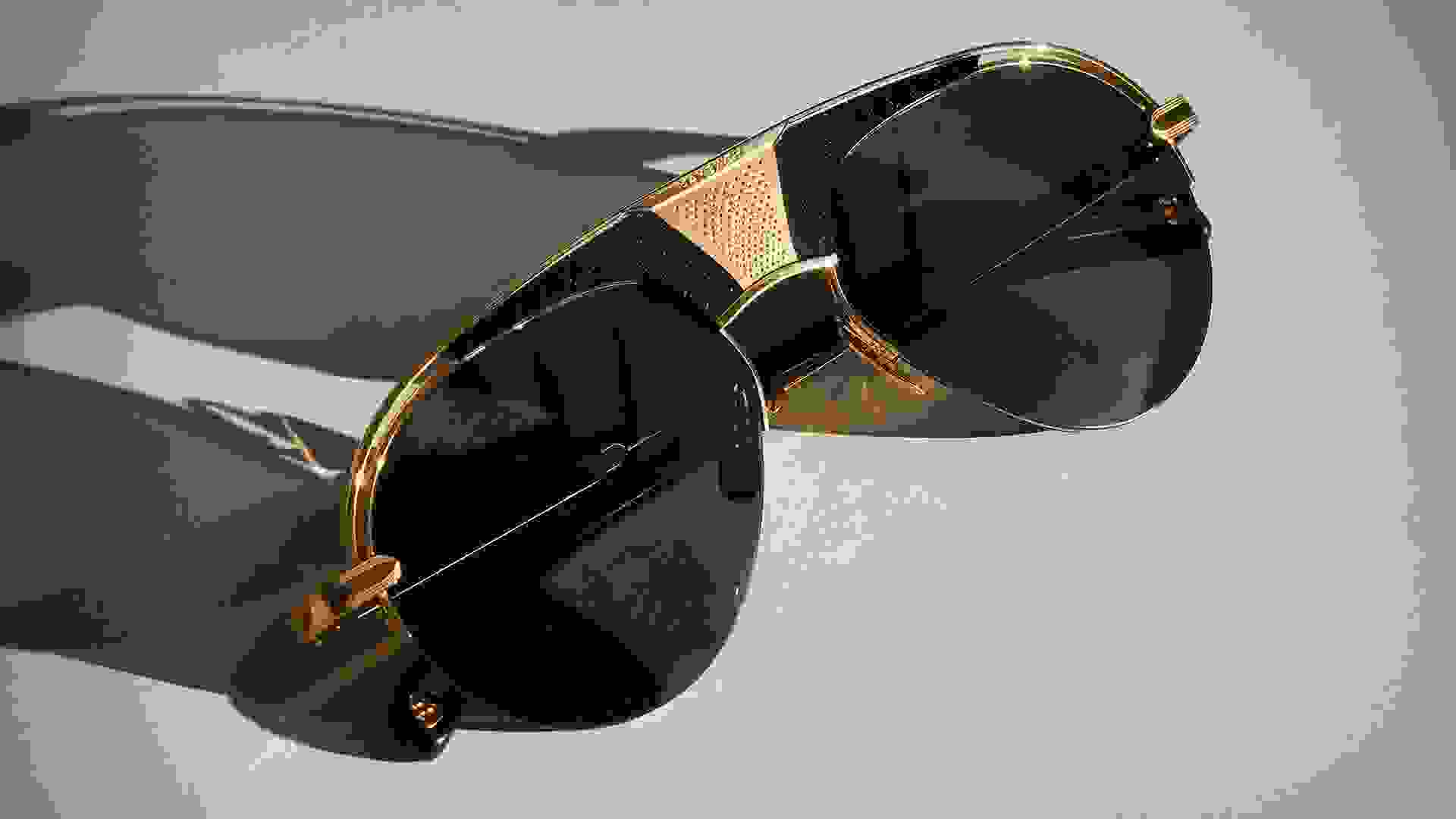 Nahaufnahme von einer Maybach Sonnenbrille mit goldenen Details.