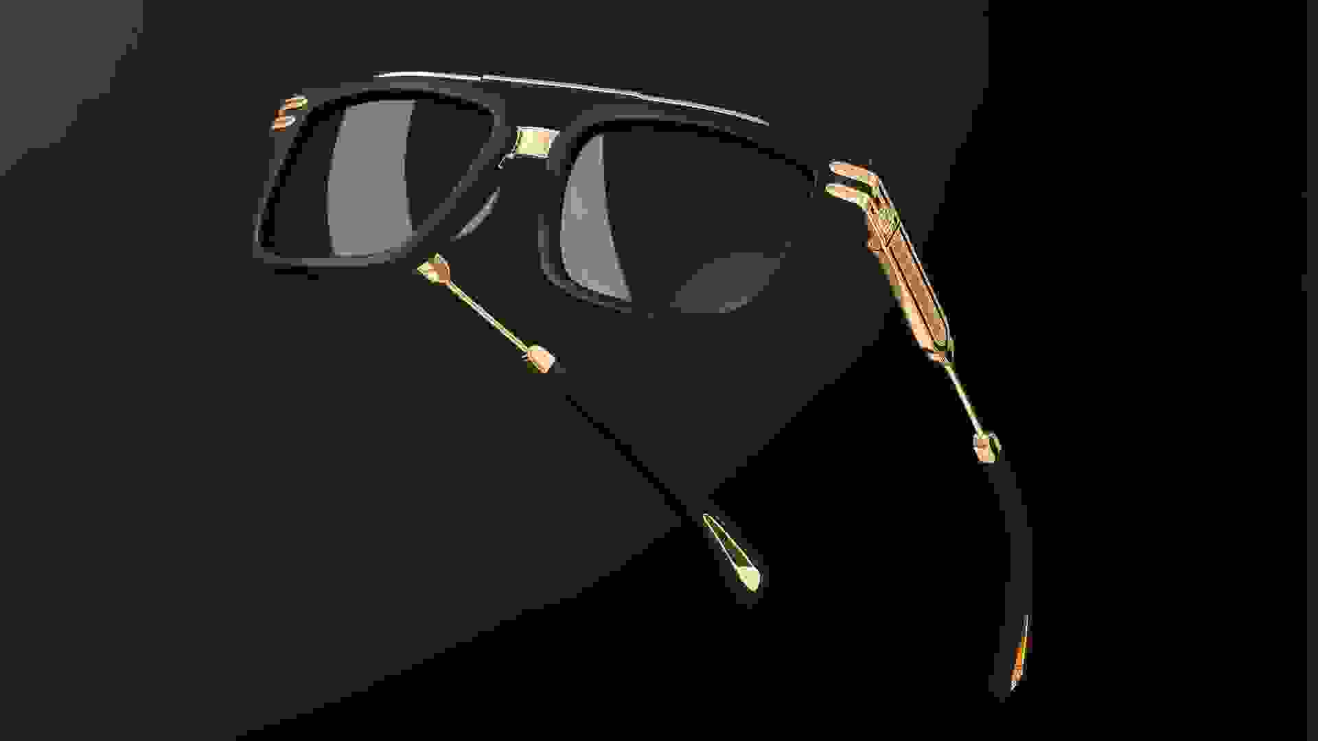 Nahaufnahme von einer Maybach Sonnebrille mit goldenen Details und schwarzem Hintergrund.